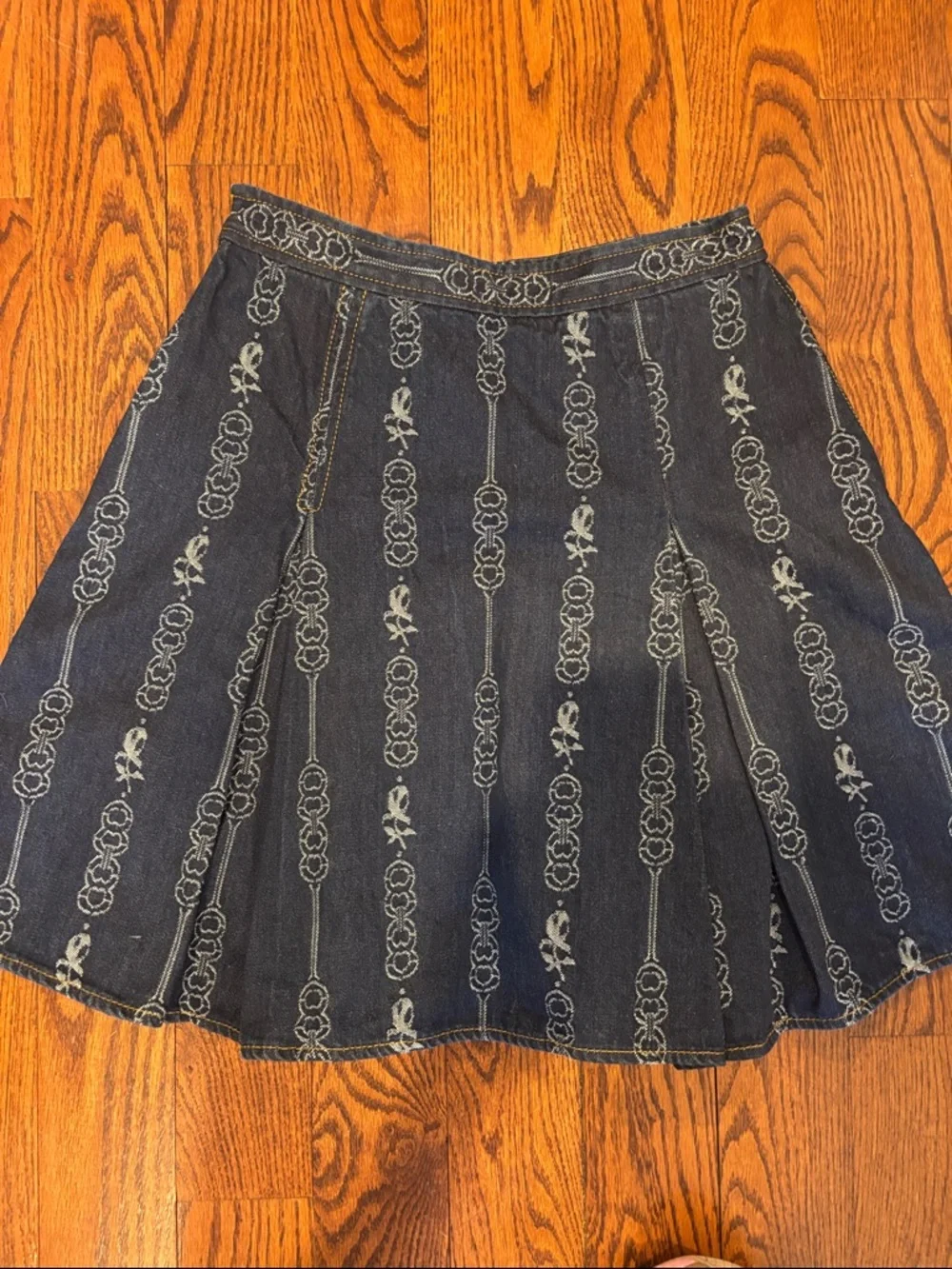 Tory Burch Dark Blue Denim Pleated Skirt with All-Over Chain Motif jacquard - Picture 5 of 5